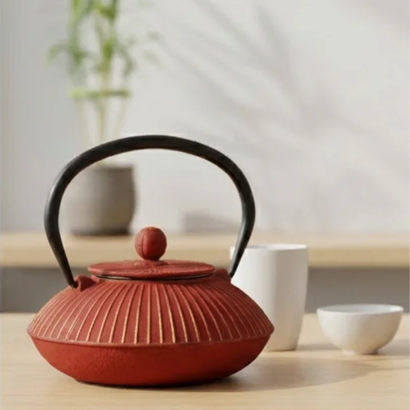 Théière rouge or japonaise en fonte