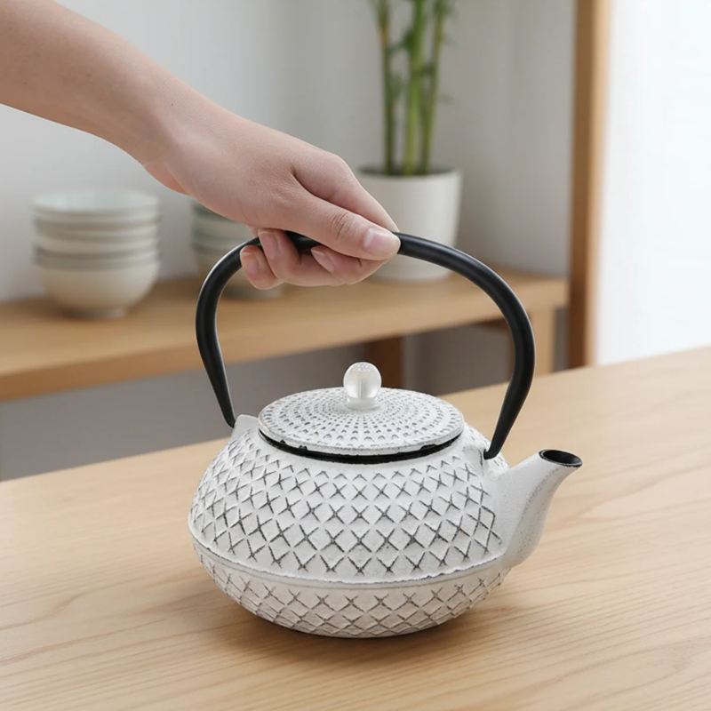 Théière en fonte blanche japonaise