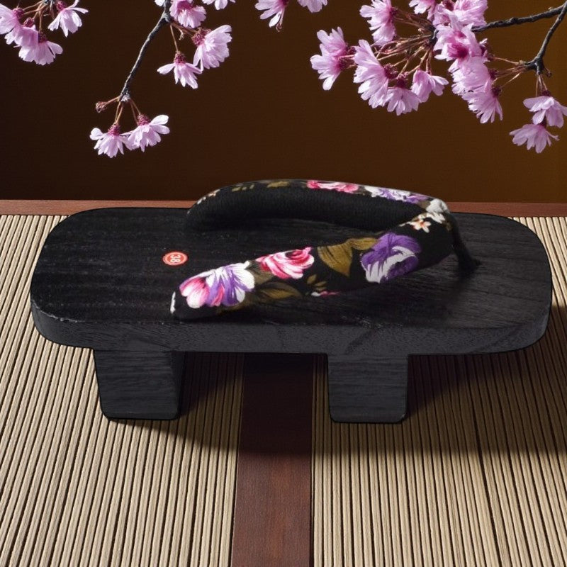 Tong en bois japonaise