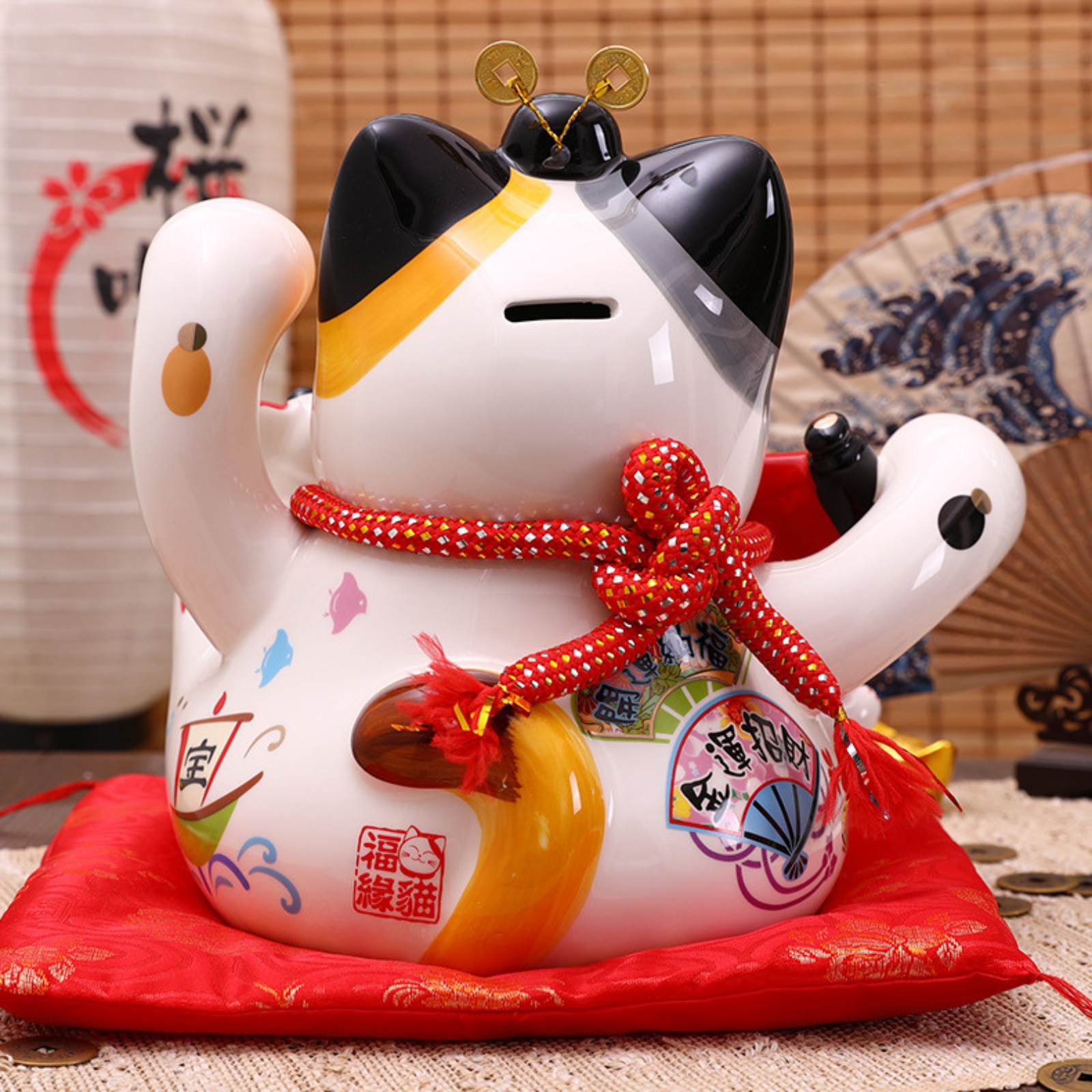 Maneki Neko Tirelire ’Ruban Okami’ - 25 x 27 26 cm