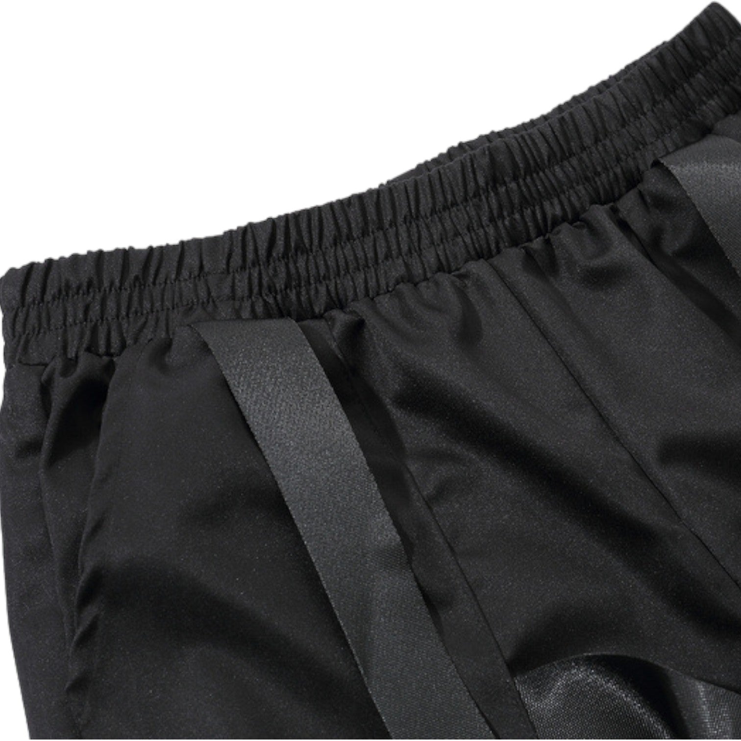 Pantalon noir serré en bas sale